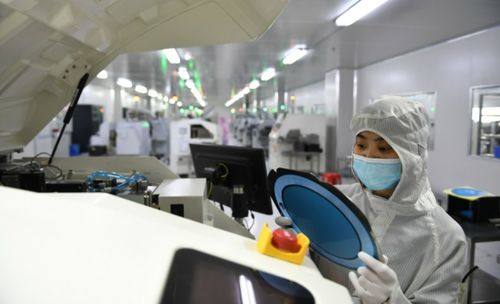 毕业就跑美国,清北2万人才流失,比芯片垄断还严峻,该怎么办